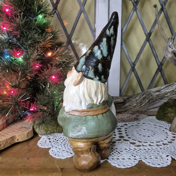 🎄 Green Garden Gnome & Snowball Figurine - Holiday Season Christmas Home Decor - Picture 6 of 8